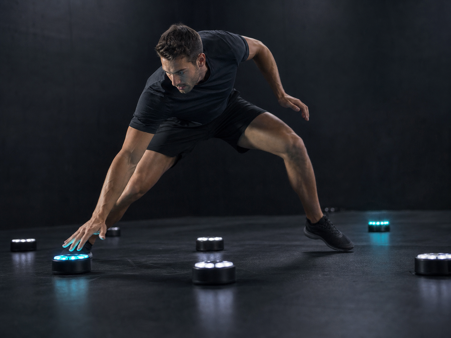 Atleta durante un esercizio di percezione visiva con reaction lights